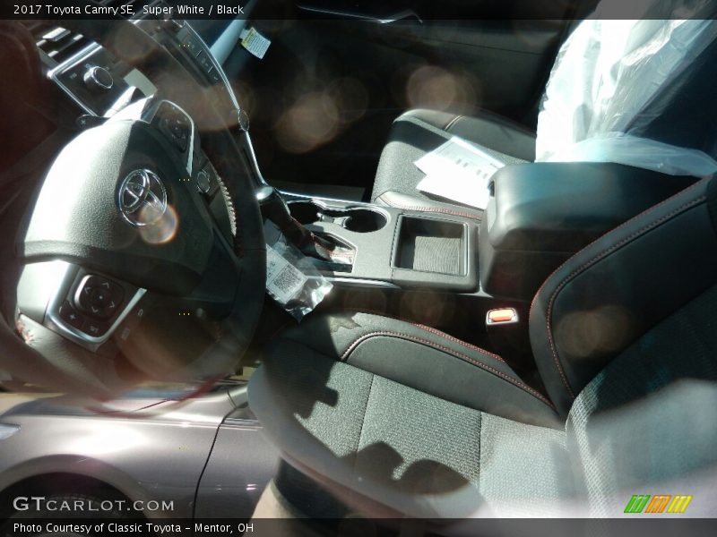 Super White / Black 2017 Toyota Camry SE