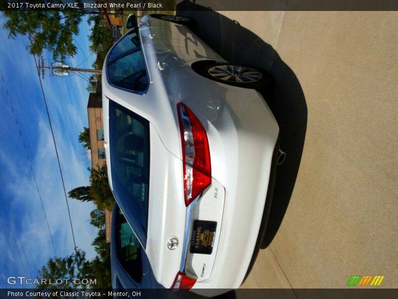Blizzard White Pearl / Black 2017 Toyota Camry XLE