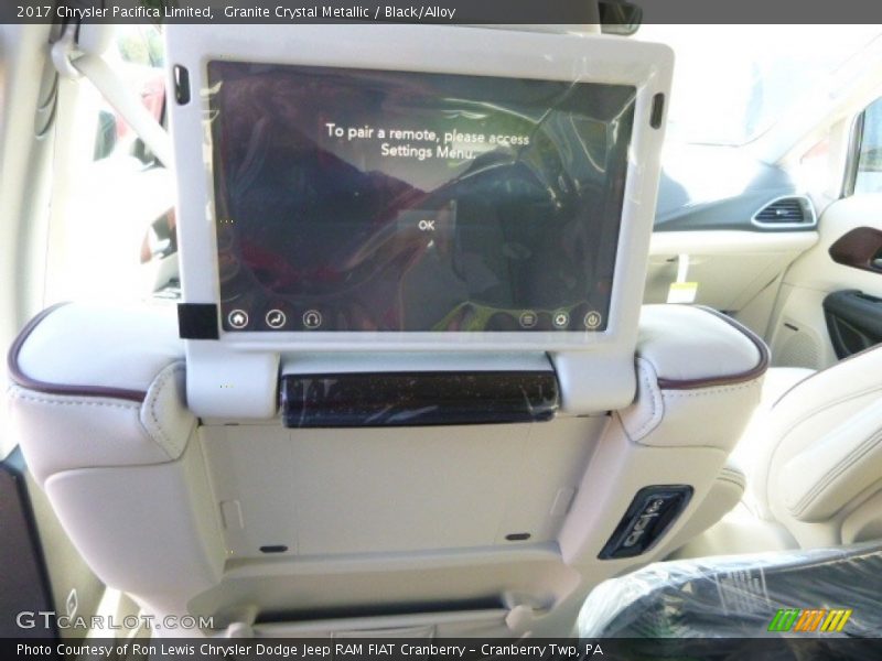 Granite Crystal Metallic / Black/Alloy 2017 Chrysler Pacifica Limited