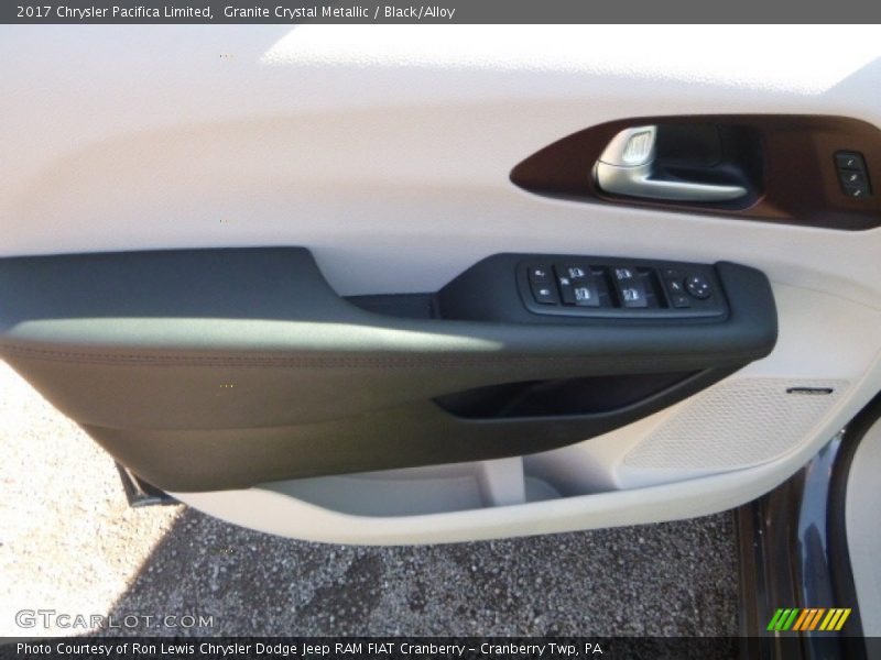 Granite Crystal Metallic / Black/Alloy 2017 Chrysler Pacifica Limited