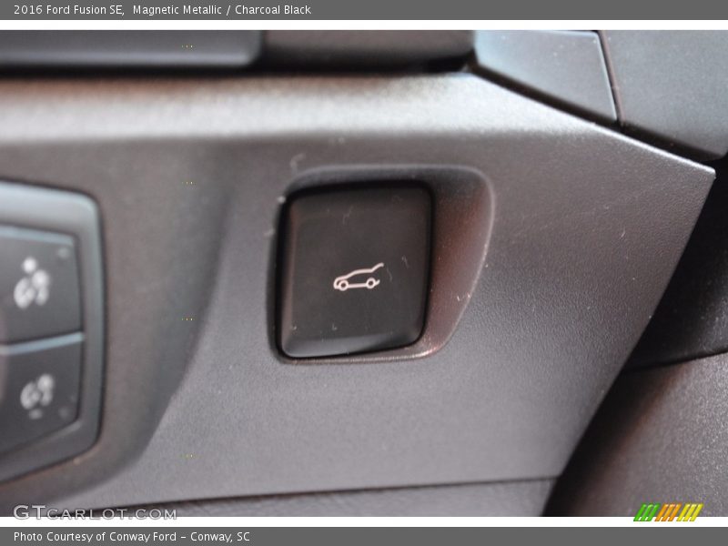 Magnetic Metallic / Charcoal Black 2016 Ford Fusion SE