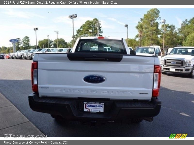 Oxford White / Medium Earth Gray 2017 Ford F250 Super Duty XL Regular Cab