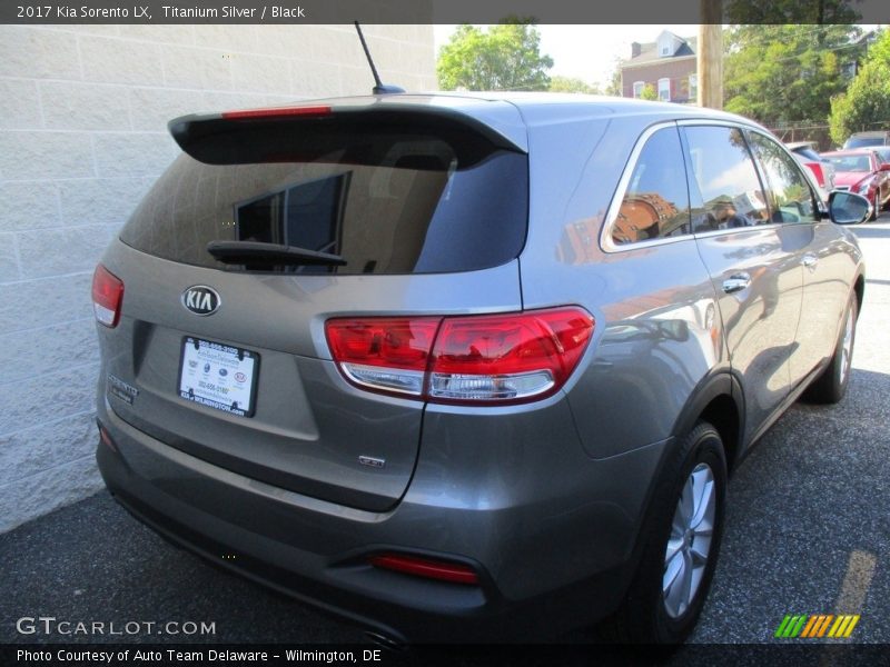Titanium Silver / Black 2017 Kia Sorento LX