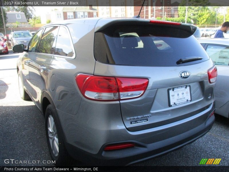 Titanium Silver / Black 2017 Kia Sorento LX