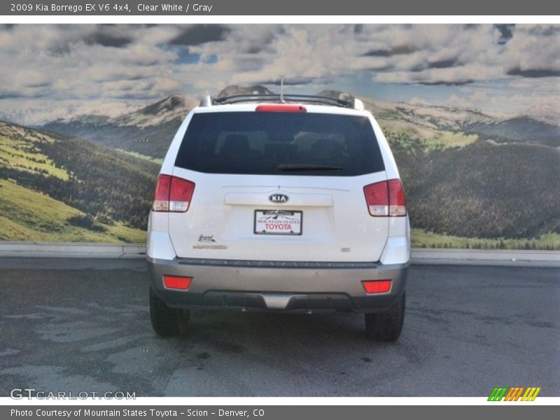 Clear White / Gray 2009 Kia Borrego EX V6 4x4