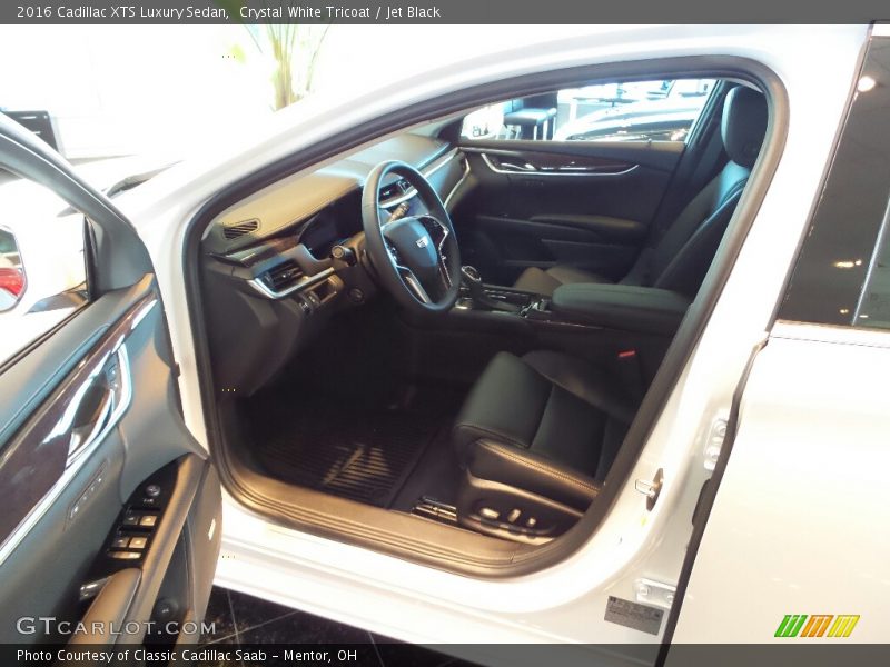 Crystal White Tricoat / Jet Black 2016 Cadillac XTS Luxury Sedan