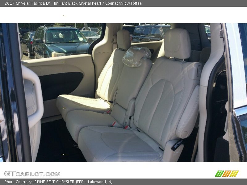 Brilliant Black Crystal Pearl / Cognac/Alloy/Toffee 2017 Chrysler Pacifica LX