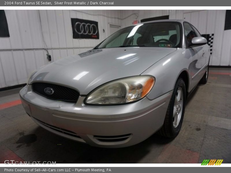 Silver Frost Metallic / Dark Charcoal 2004 Ford Taurus SE Sedan
