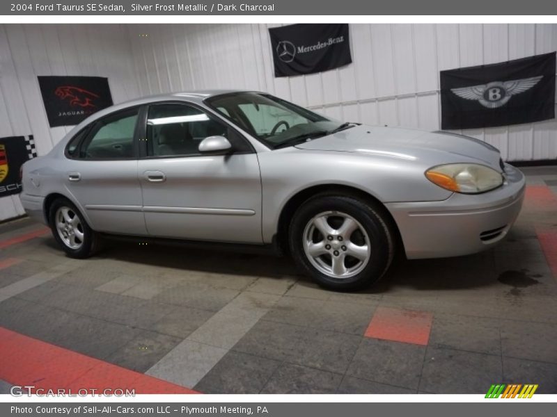 Silver Frost Metallic / Dark Charcoal 2004 Ford Taurus SE Sedan