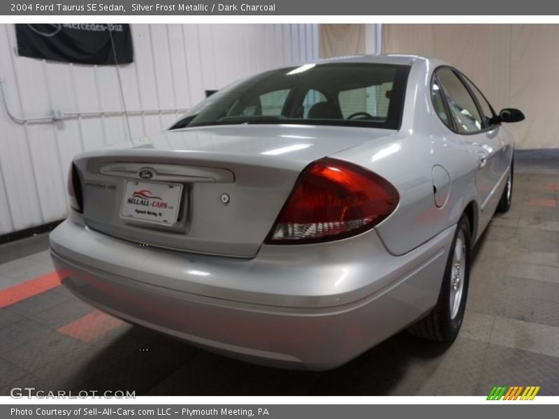 Silver Frost Metallic / Dark Charcoal 2004 Ford Taurus SE Sedan