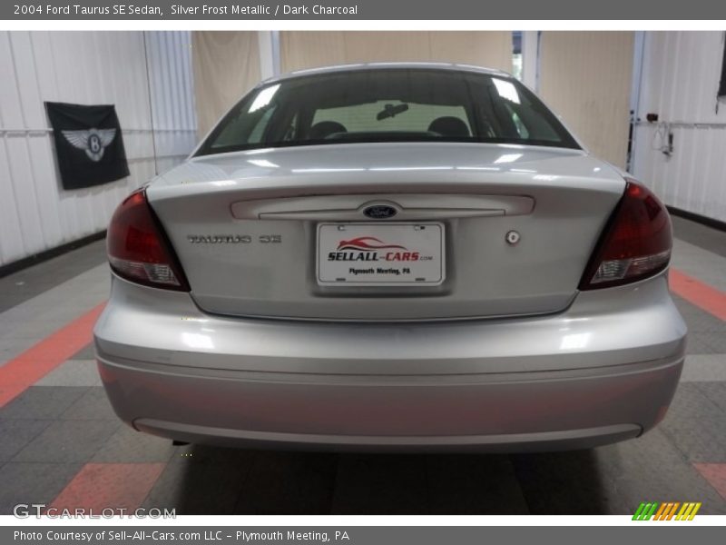 Silver Frost Metallic / Dark Charcoal 2004 Ford Taurus SE Sedan
