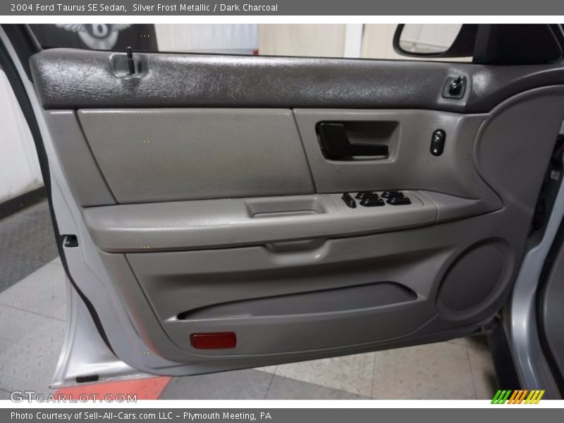 Silver Frost Metallic / Dark Charcoal 2004 Ford Taurus SE Sedan