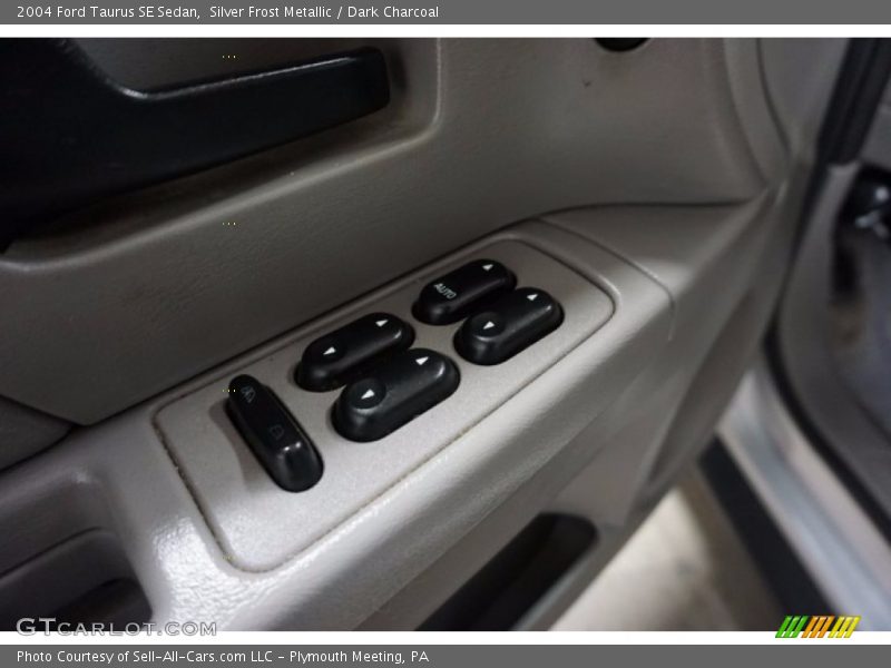 Silver Frost Metallic / Dark Charcoal 2004 Ford Taurus SE Sedan