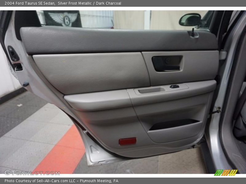 Silver Frost Metallic / Dark Charcoal 2004 Ford Taurus SE Sedan