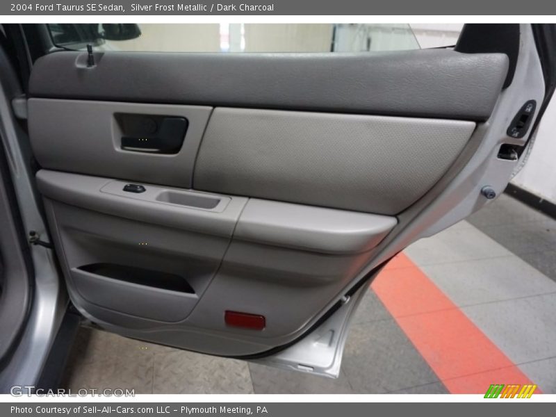 Silver Frost Metallic / Dark Charcoal 2004 Ford Taurus SE Sedan