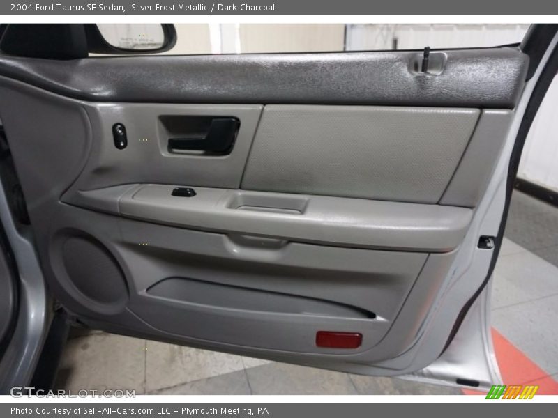 Silver Frost Metallic / Dark Charcoal 2004 Ford Taurus SE Sedan
