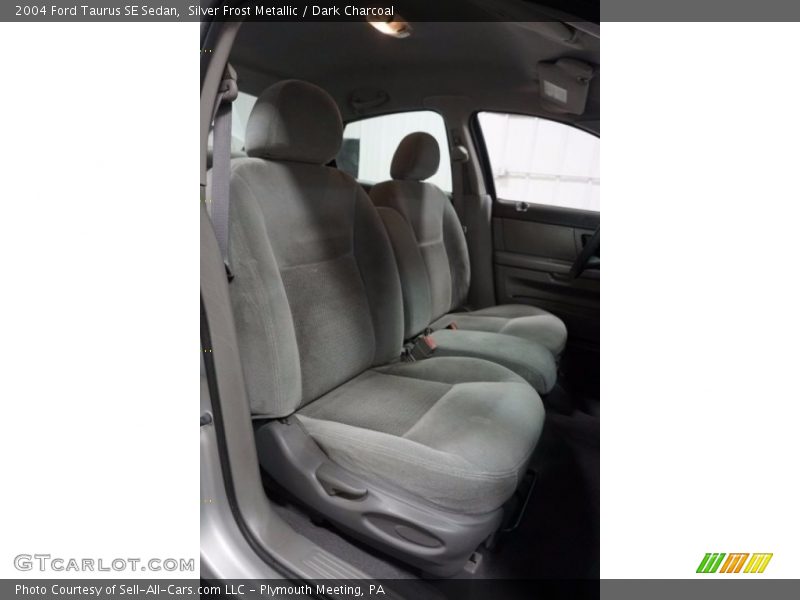 Silver Frost Metallic / Dark Charcoal 2004 Ford Taurus SE Sedan