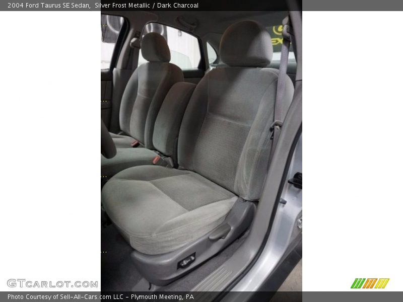 Silver Frost Metallic / Dark Charcoal 2004 Ford Taurus SE Sedan