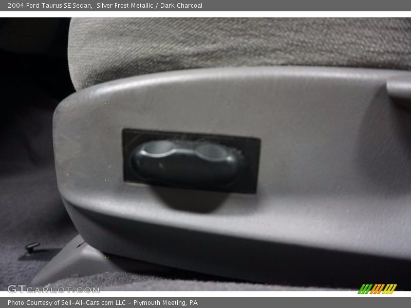 Silver Frost Metallic / Dark Charcoal 2004 Ford Taurus SE Sedan