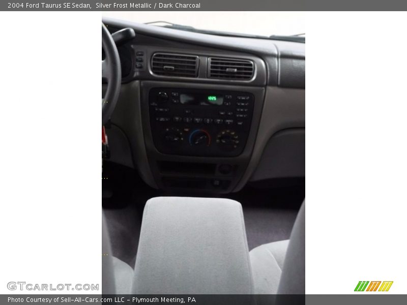 Silver Frost Metallic / Dark Charcoal 2004 Ford Taurus SE Sedan