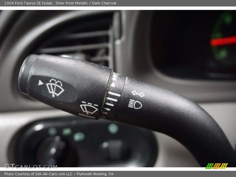 Silver Frost Metallic / Dark Charcoal 2004 Ford Taurus SE Sedan