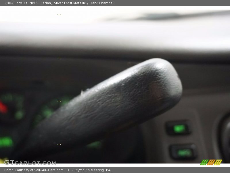 Silver Frost Metallic / Dark Charcoal 2004 Ford Taurus SE Sedan