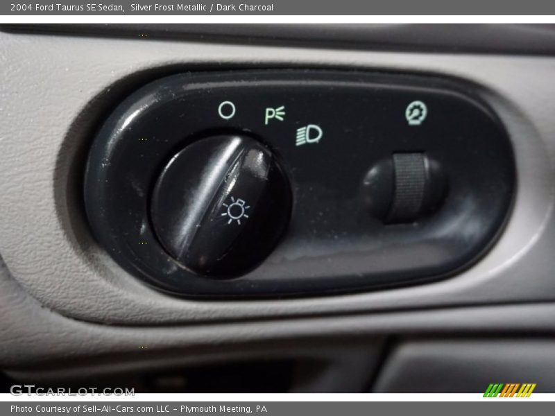 Silver Frost Metallic / Dark Charcoal 2004 Ford Taurus SE Sedan