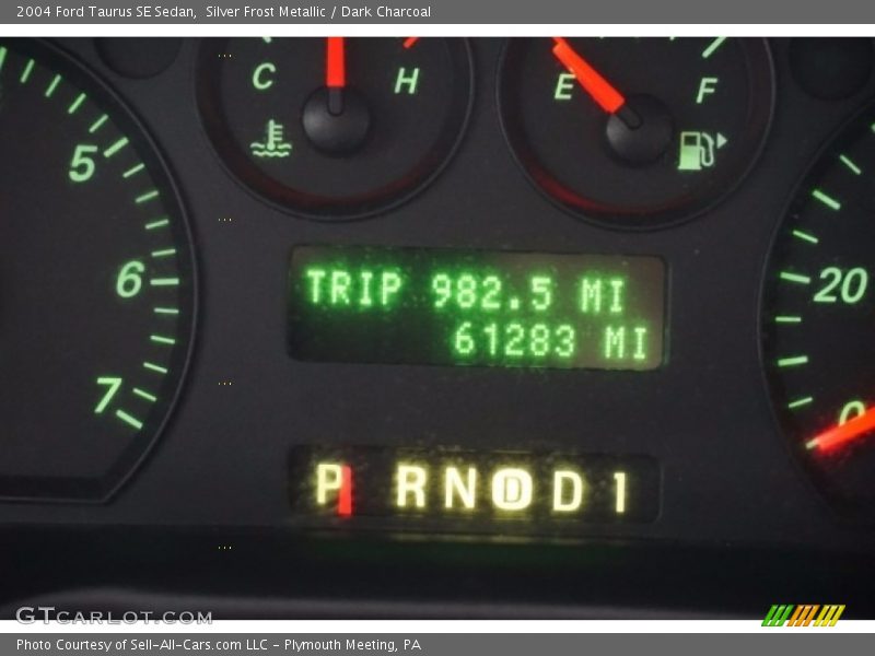 Silver Frost Metallic / Dark Charcoal 2004 Ford Taurus SE Sedan