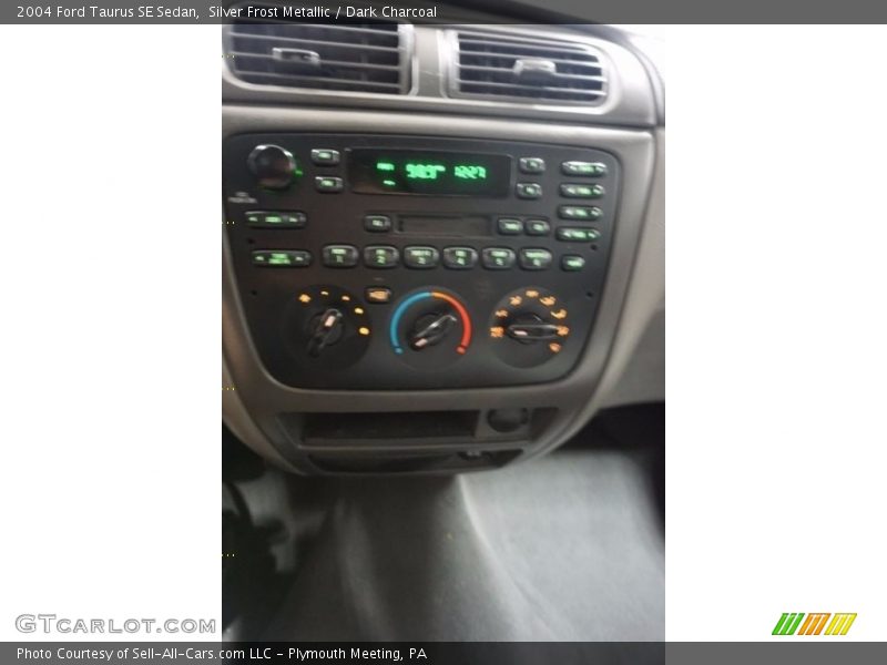 Silver Frost Metallic / Dark Charcoal 2004 Ford Taurus SE Sedan