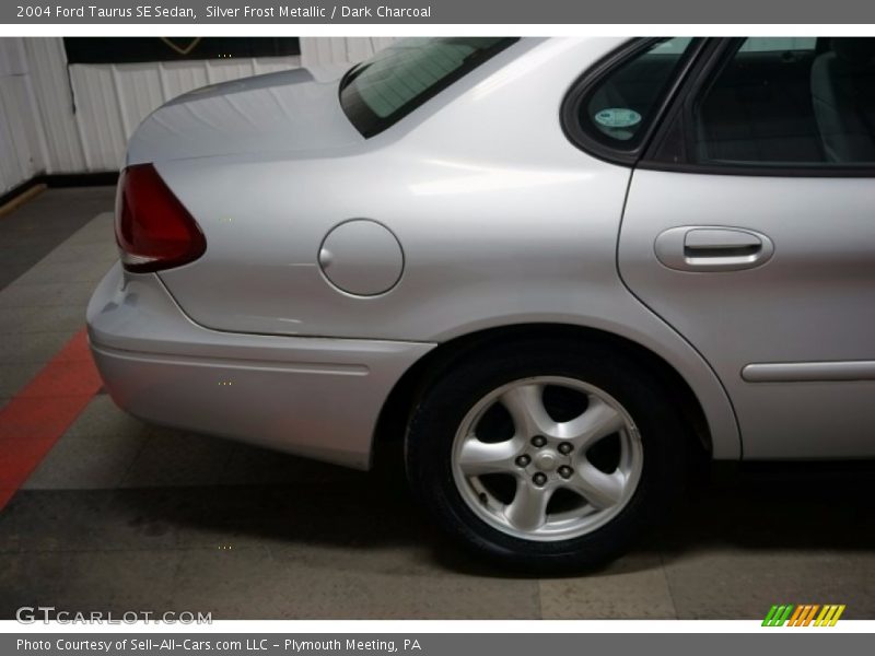 Silver Frost Metallic / Dark Charcoal 2004 Ford Taurus SE Sedan