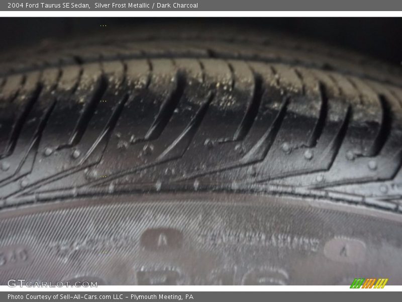 Silver Frost Metallic / Dark Charcoal 2004 Ford Taurus SE Sedan