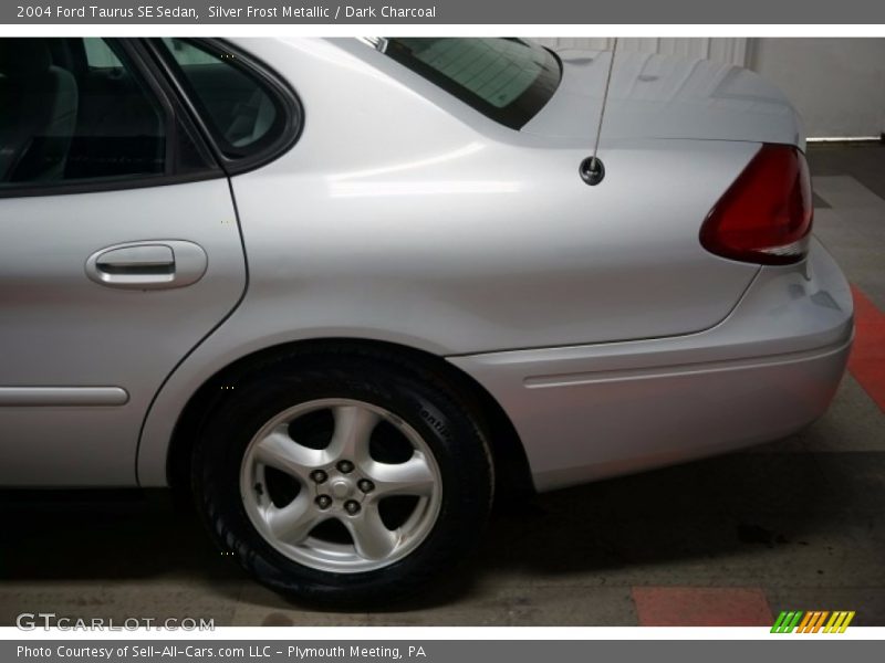 Silver Frost Metallic / Dark Charcoal 2004 Ford Taurus SE Sedan