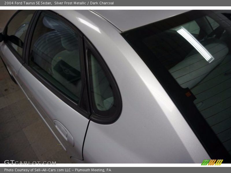 Silver Frost Metallic / Dark Charcoal 2004 Ford Taurus SE Sedan