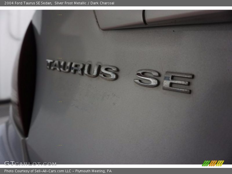 Silver Frost Metallic / Dark Charcoal 2004 Ford Taurus SE Sedan