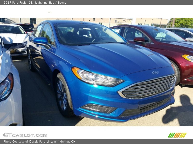 Front 3/4 View of 2017 Fusion SE