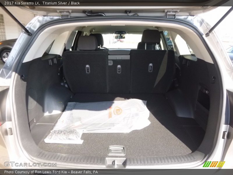 Titanium Silver / Black 2017 Kia Sorento LX