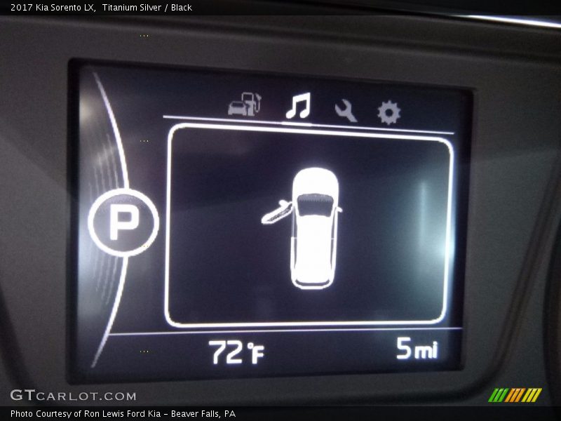 Titanium Silver / Black 2017 Kia Sorento LX