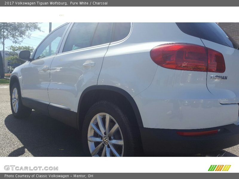 Pure White / Charcoal 2017 Volkswagen Tiguan Wolfsburg