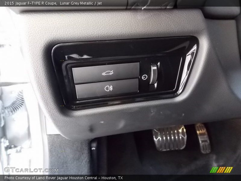 Controls of 2015 F-TYPE R Coupe