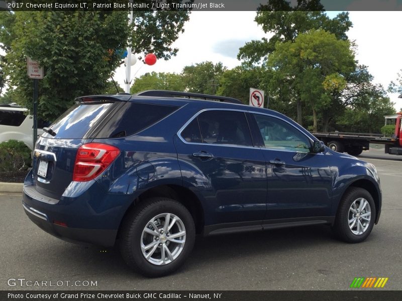 Patriot Blue Metallic / Light Titanium/Jet Black 2017 Chevrolet Equinox LT