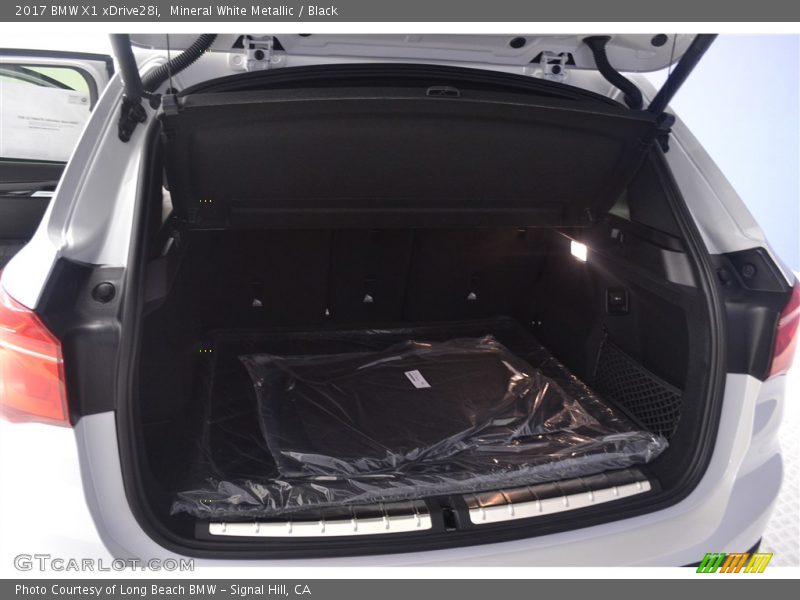 Mineral White Metallic / Black 2017 BMW X1 xDrive28i