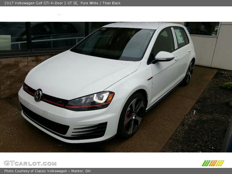 Front 3/4 View of 2017 Golf GTI 4-Door 2.0T SE