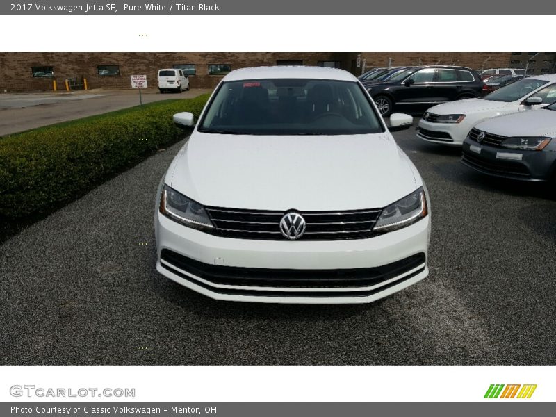 Pure White / Titan Black 2017 Volkswagen Jetta SE