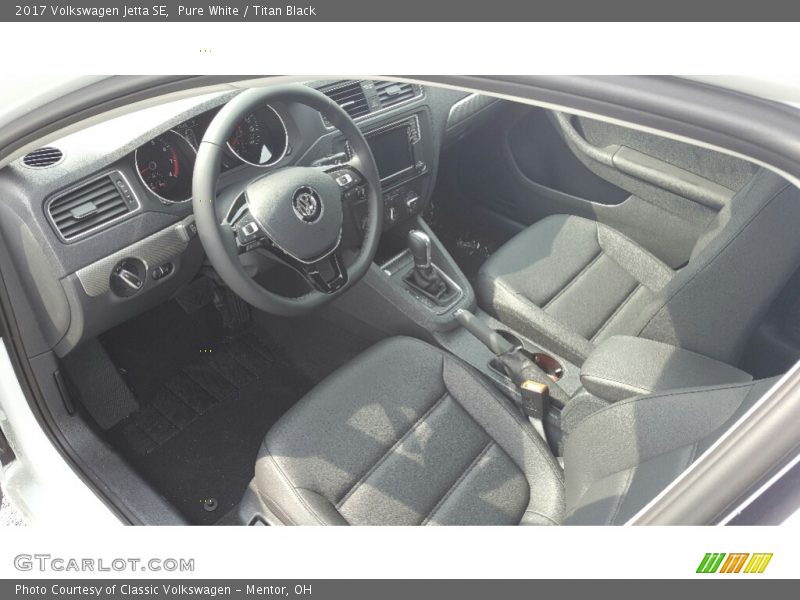 Pure White / Titan Black 2017 Volkswagen Jetta SE