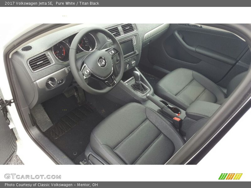 Pure White / Titan Black 2017 Volkswagen Jetta SE