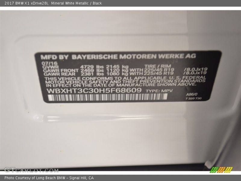 Mineral White Metallic / Black 2017 BMW X1 xDrive28i