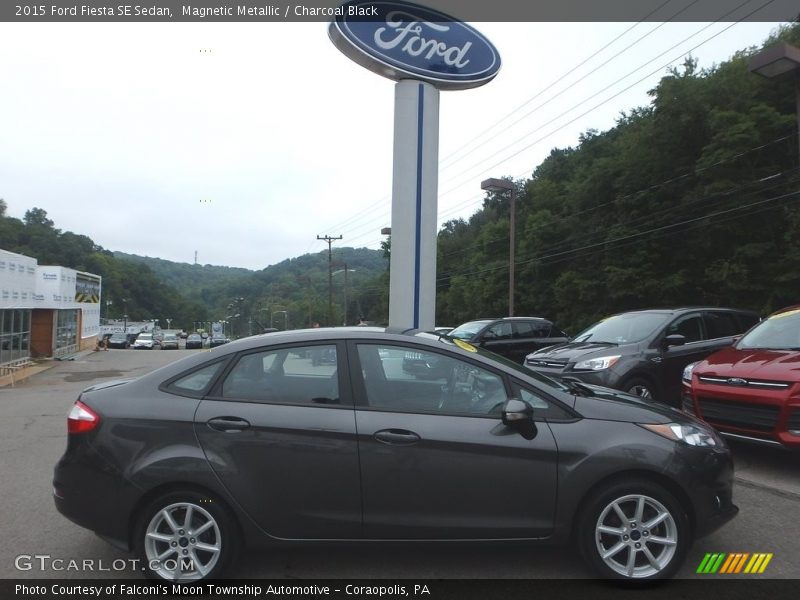 Magnetic Metallic / Charcoal Black 2015 Ford Fiesta SE Sedan