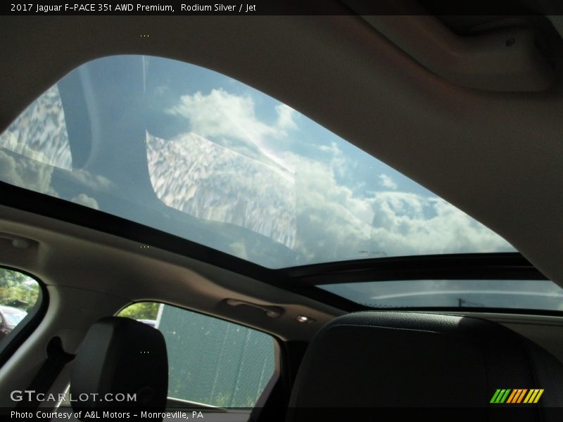 Sunroof of 2017 F-PACE 35t AWD Premium