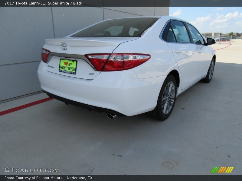 Super White / Black 2017 Toyota Camry SE