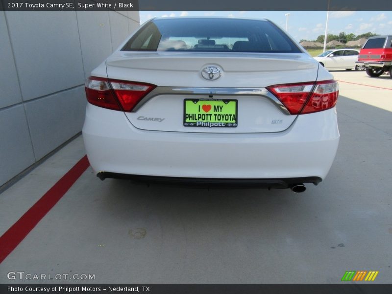 Super White / Black 2017 Toyota Camry SE